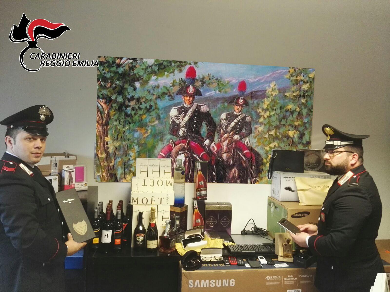 La merce acquistata con crate di credito clonate, sequestrata dai carabinieri di Cavriago