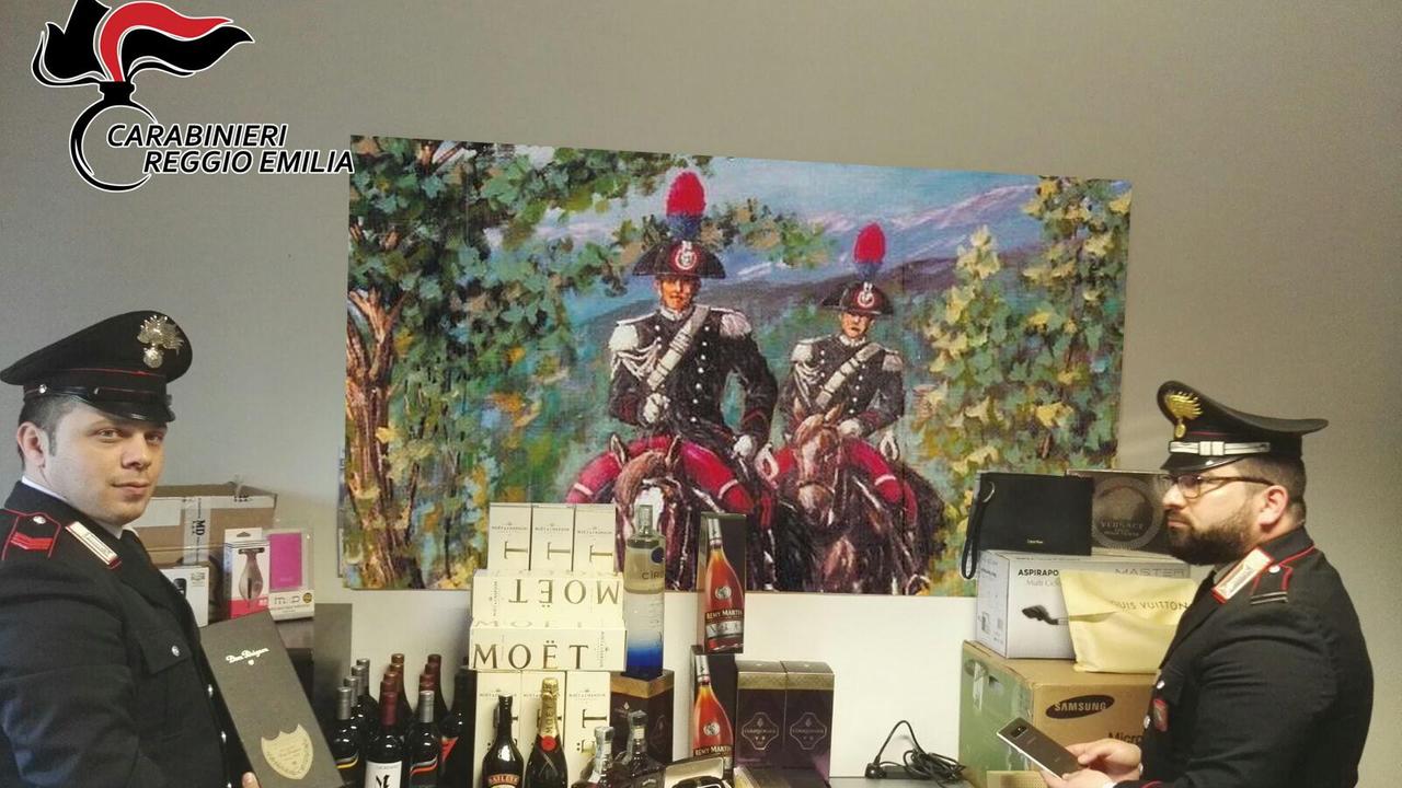 La merce acquistata con crate di credito clonate, sequestrata dai carabinieri di Cavriago