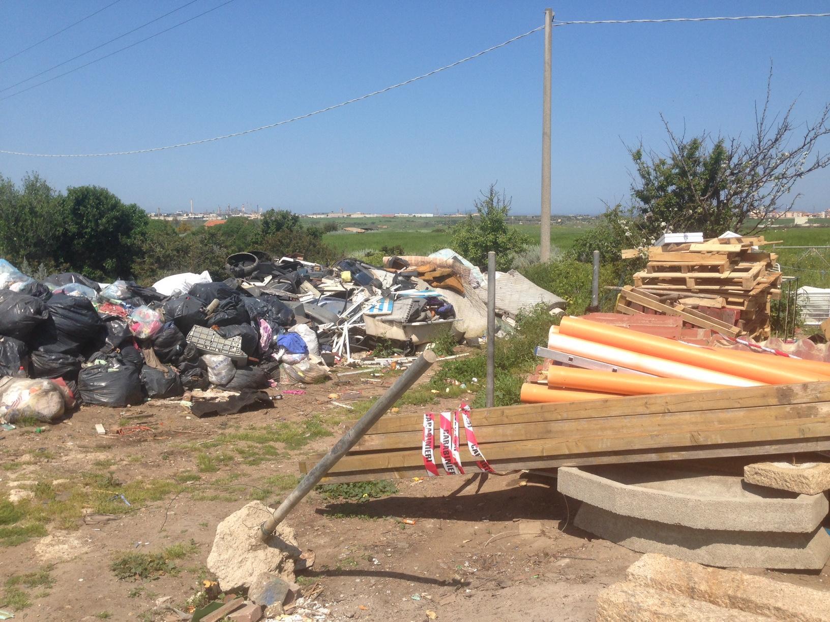 Rifiuti pericolosi nel campo nomadi, tre denunce a Porto Torres