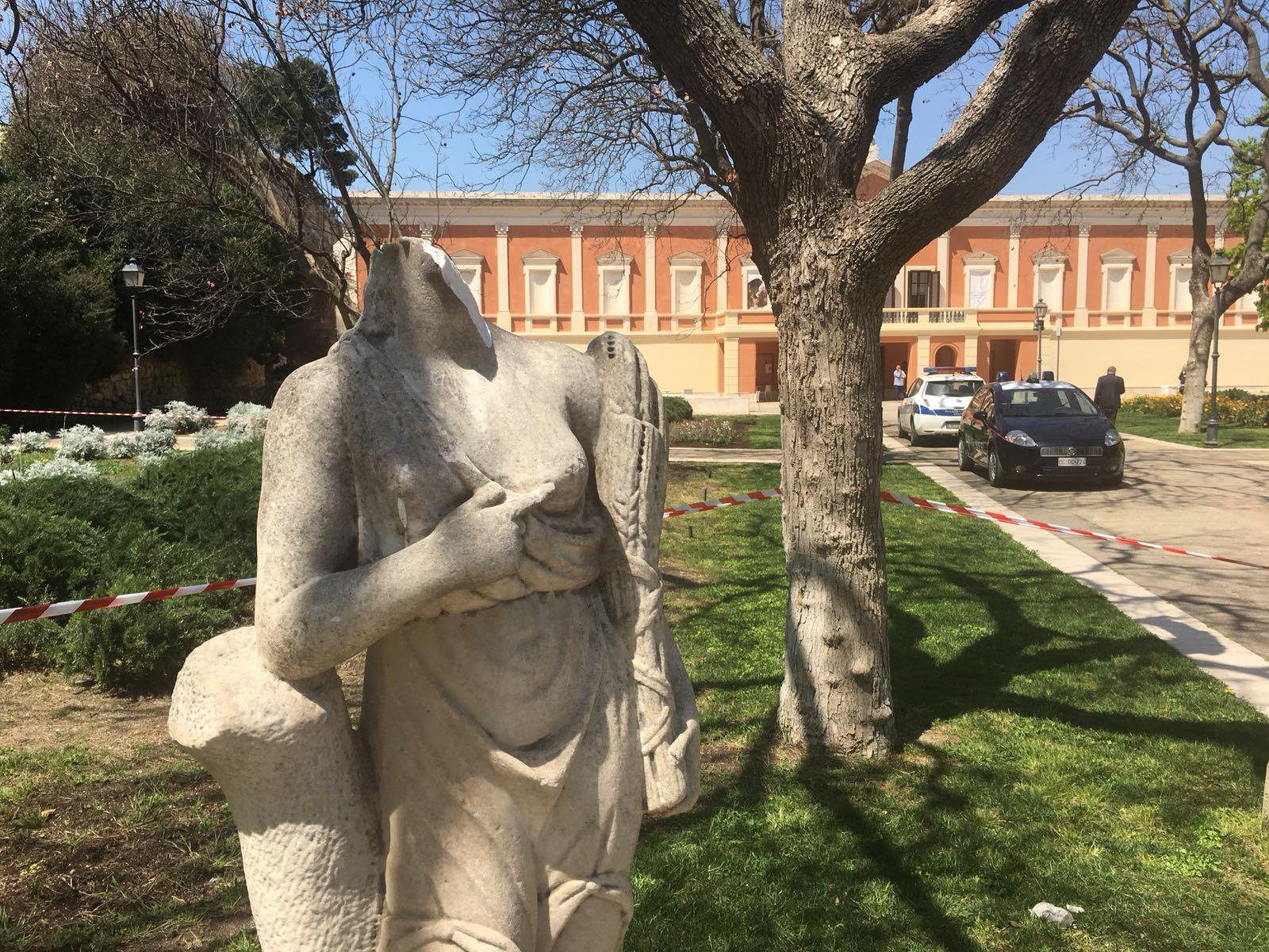 Una delle statue decapitate (foto mario rosas)