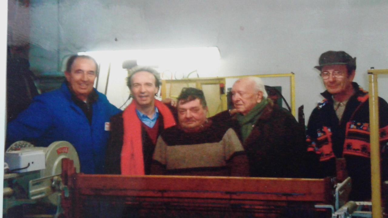 Roberto Benigni in visita alla Tessitura Arca di via dell’Artigianato a Maliseti (foto Mario Ponzecchi)