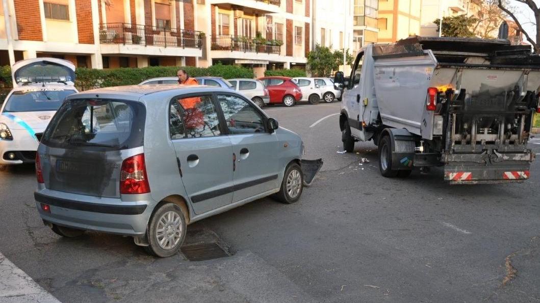 Un'auto si è scontrata con un furgone della nettezza urbana (foto Mario Rosas)