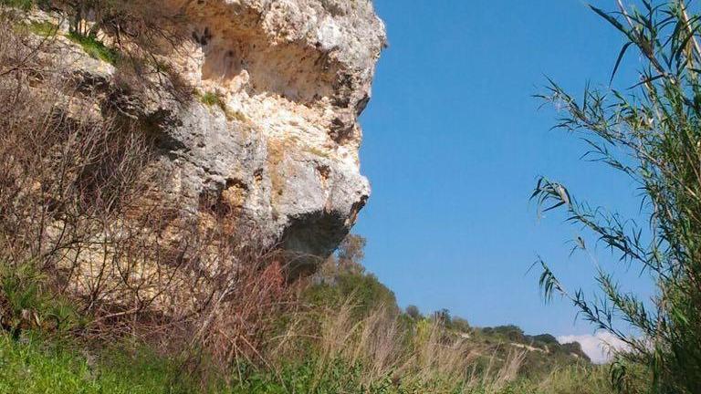 Tragedia nelle campagne di Uri: 41enne trovato morto in un dirupo 