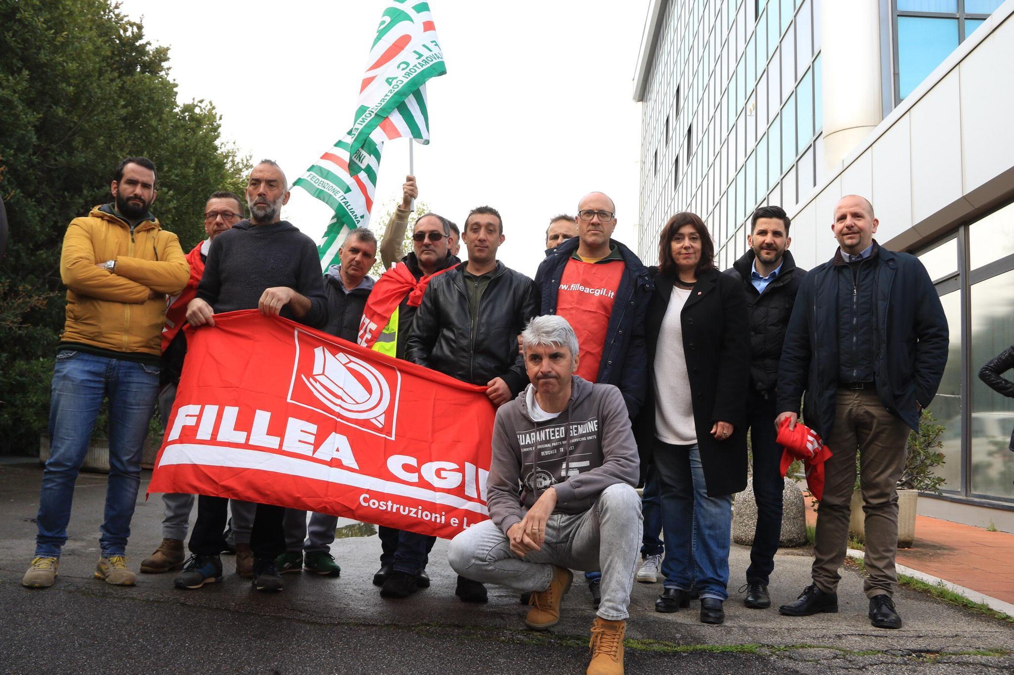 La manifestazione dei lavoratori della Donatello Costruzioni (foto Sproviero-Batavia)