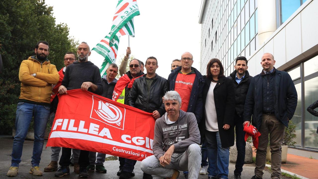 La manifestazione dei lavoratori della Donatello Costruzioni (foto Sproviero-Batavia)