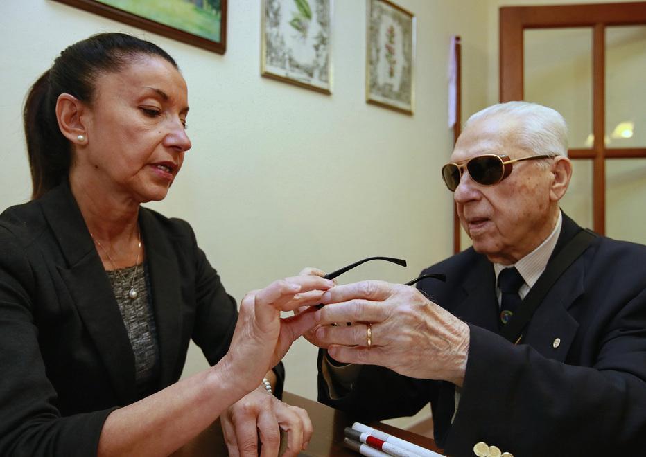 Modena, microcamere per gli occhiali che leggono i libri ai ciechi 