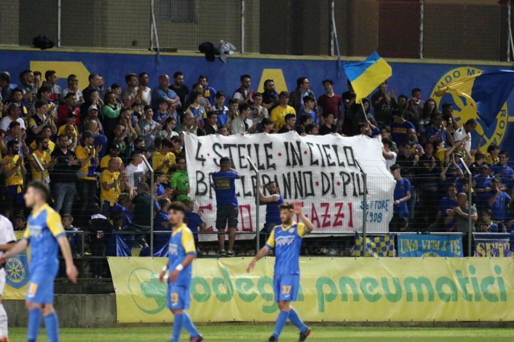Lo striscione a ricordo delle vittime