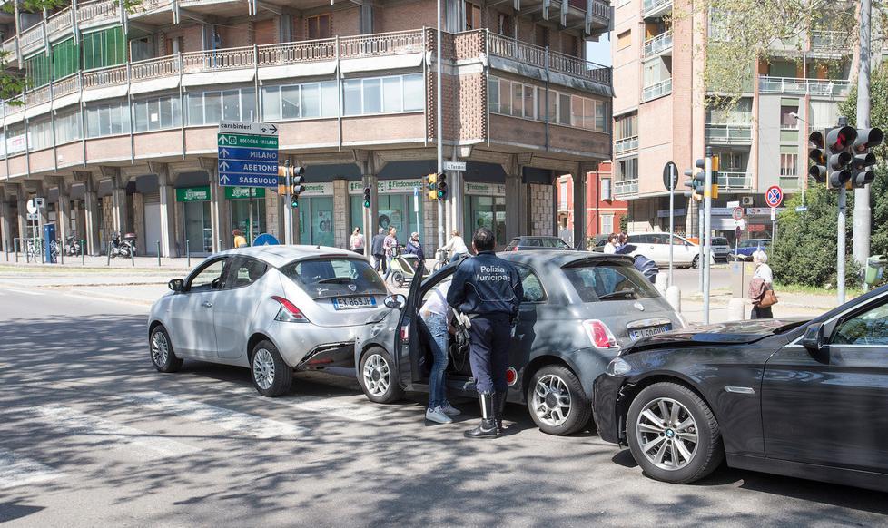 Travolta sulle strisce col nipote e al Gallo scontro con due feriti