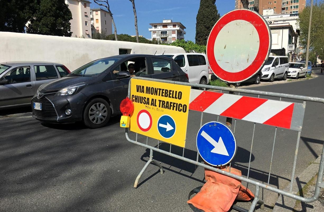 Il traffico viene deviato in via Ebat, e non via Del Fantastia come era stato annunciato inizialmente (foto Repetti Pentafoto)