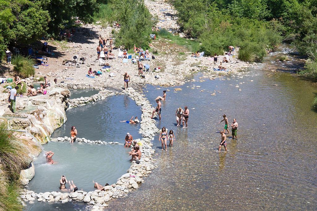 Bagnanti a Petriolo sul fiume Farma
