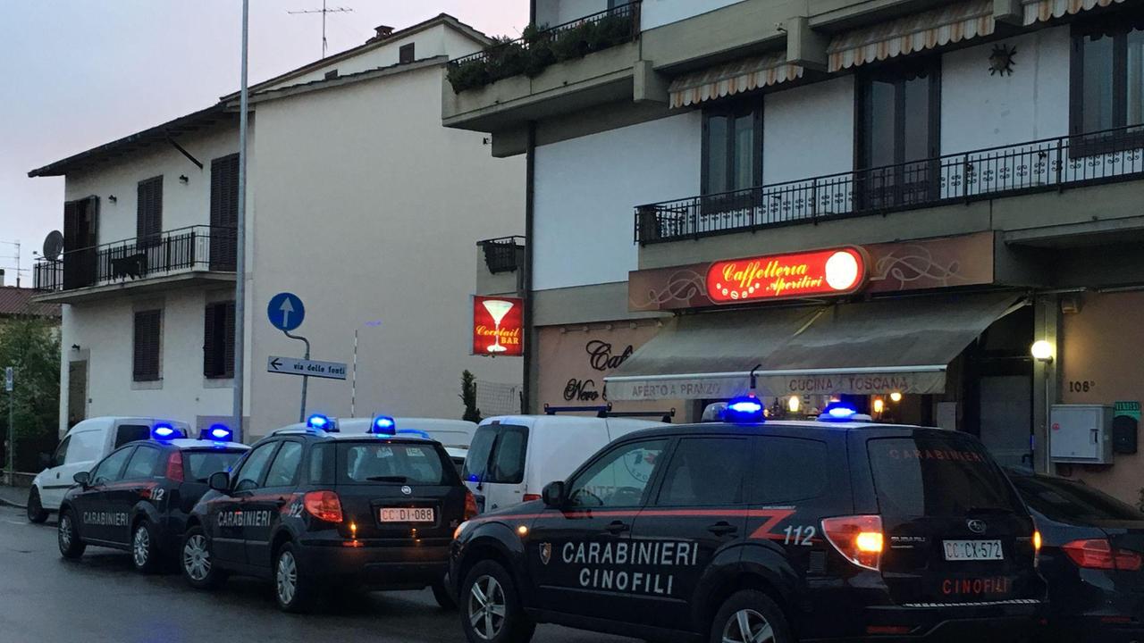 Le pattuglie dei carabinieri del Nas davanti a un esercizio