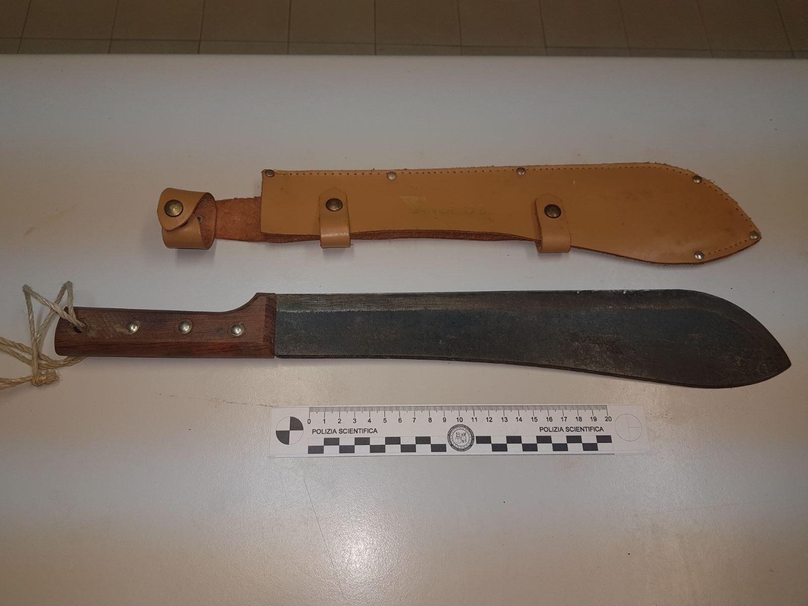 Il machete sequestrato