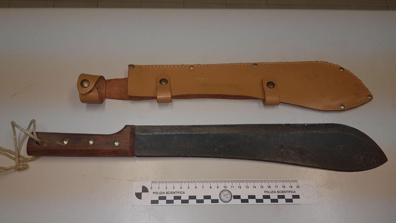 Il machete sequestrato