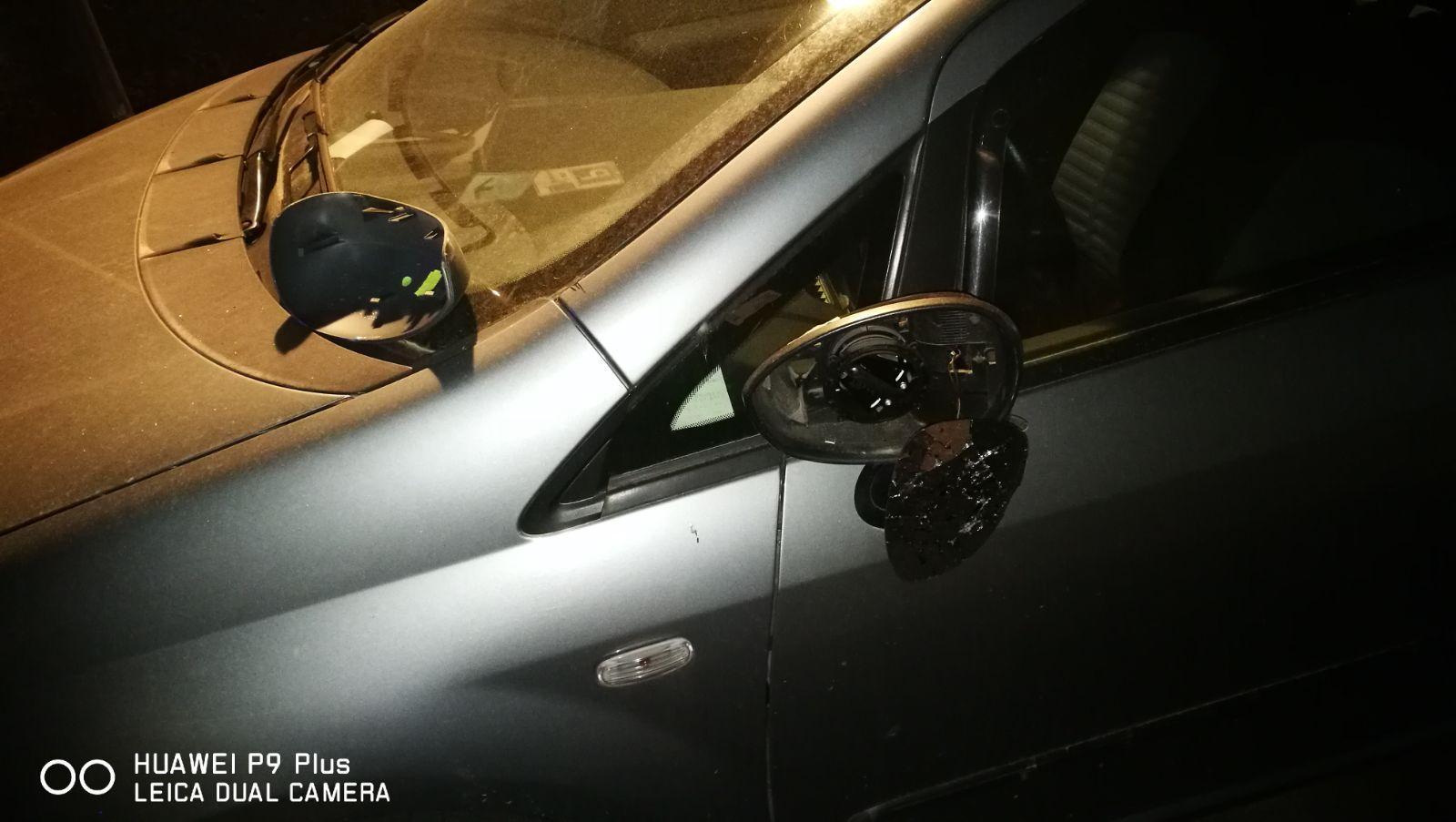 Una delle auto danneggiate dal pirata