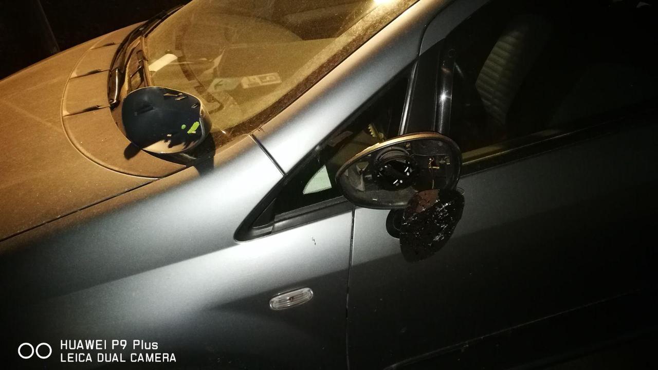 Una delle auto danneggiate dal pirata