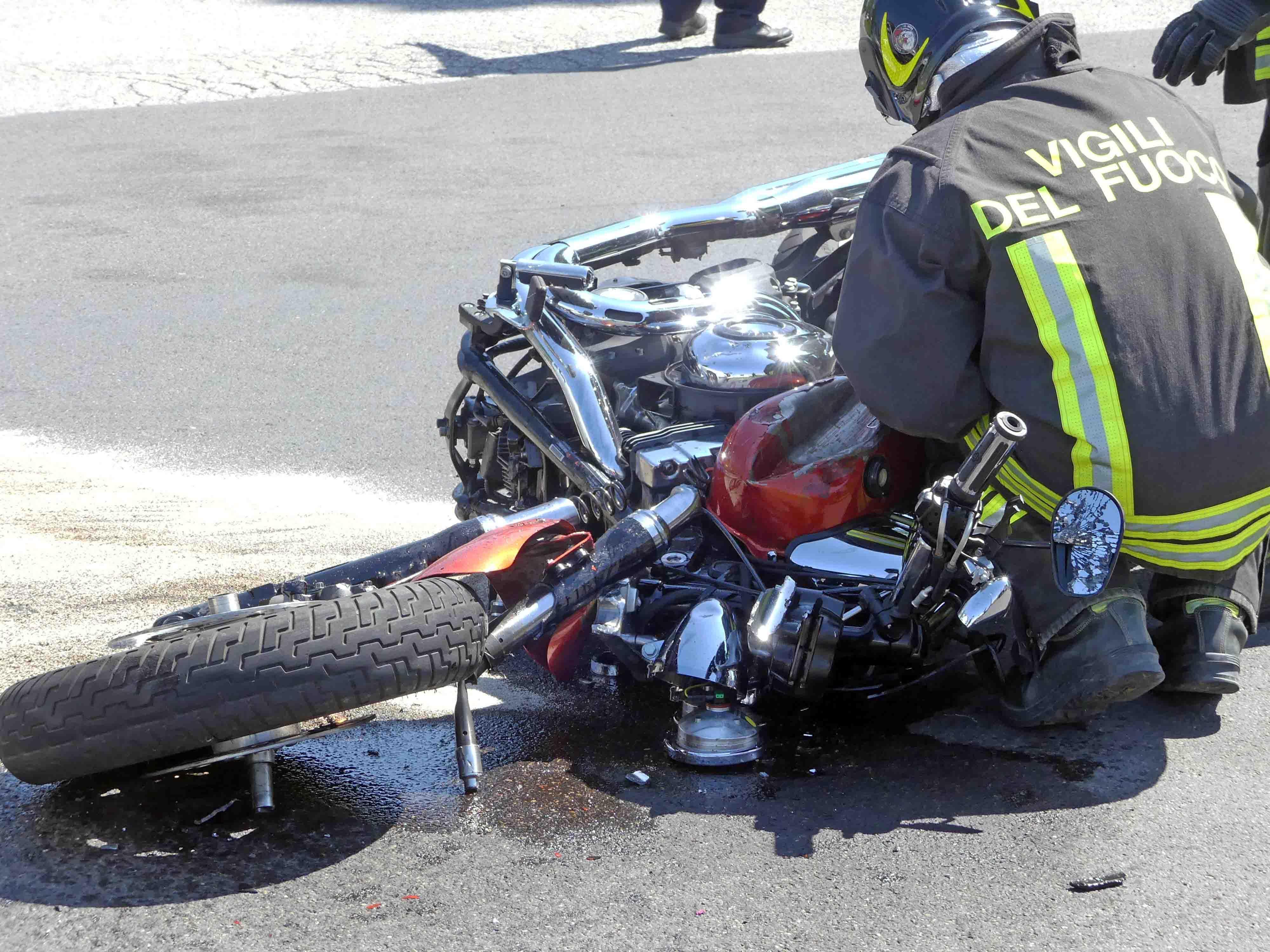 Si scontra con un'auto, muore motociclista  