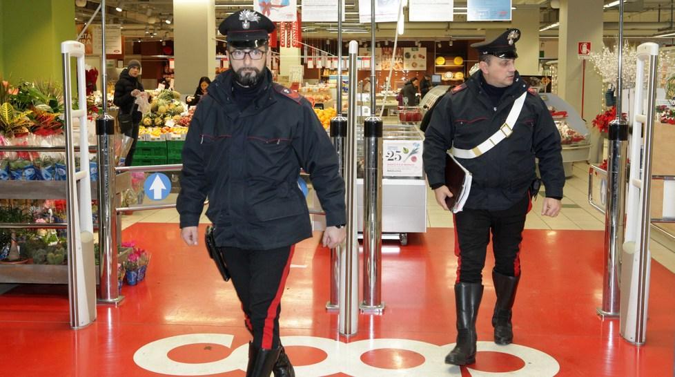 Reggio Emilia, prende a morsi due guardie giurate alla Coop di via Sani per non pagare una sportina 