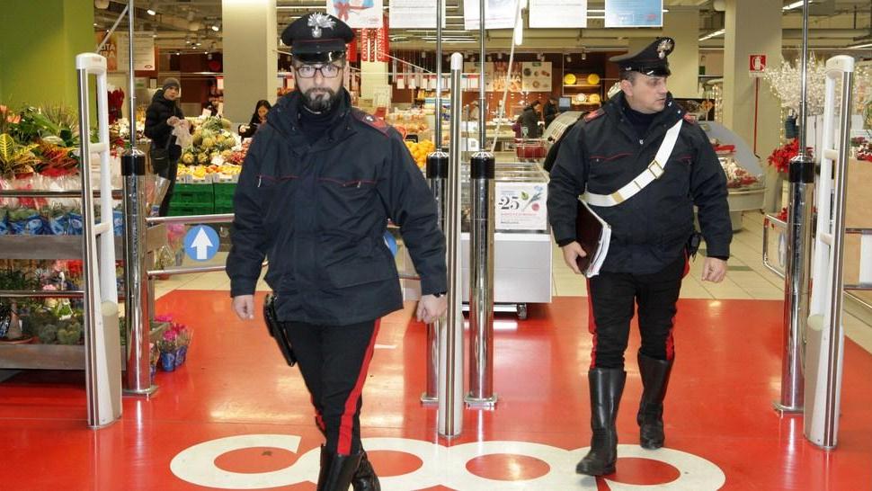 Reggio Emilia, prende a morsi due guardie giurate alla Coop di via Sani per non pagare una sportina