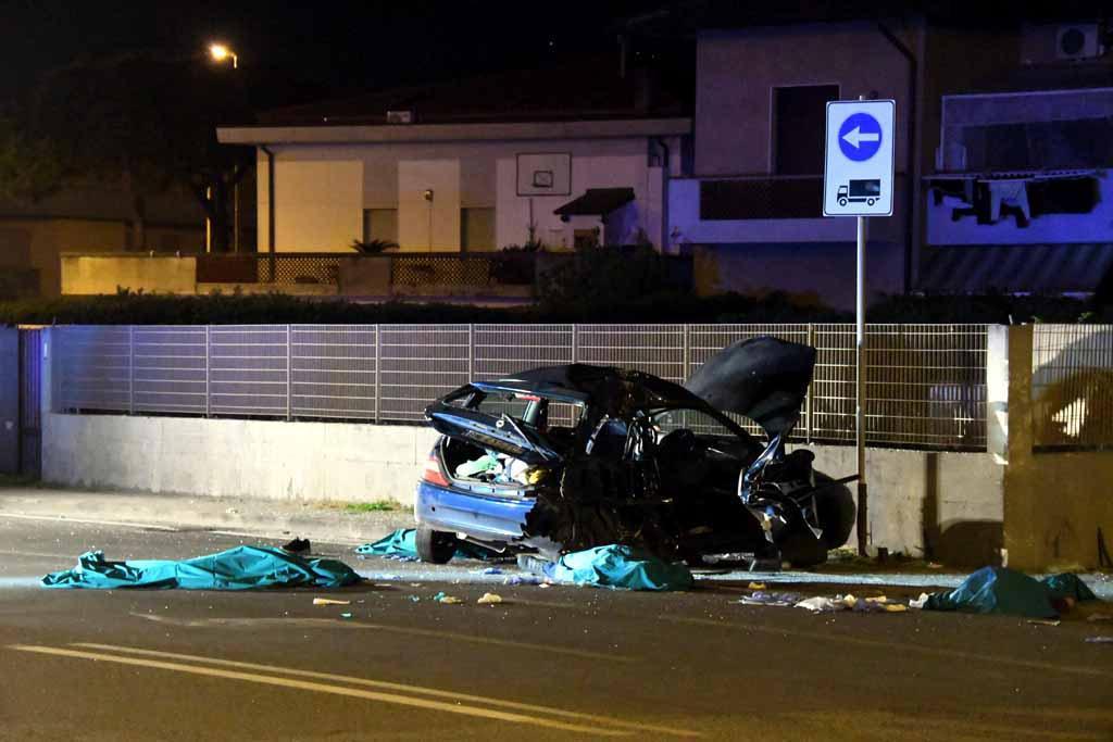 La scena della tragedia subito dopo l'arrivo dei soccorsi (Foto Claudio Cuffaro)