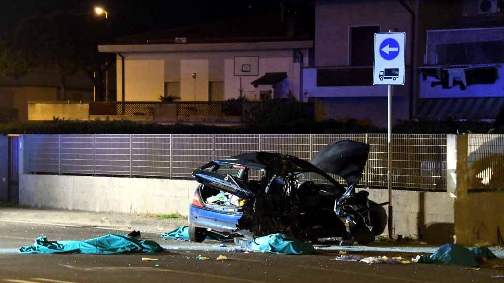 La scena della tragedia subito dopo l'arrivo dei soccorsi (Foto Claudio Cuffaro)