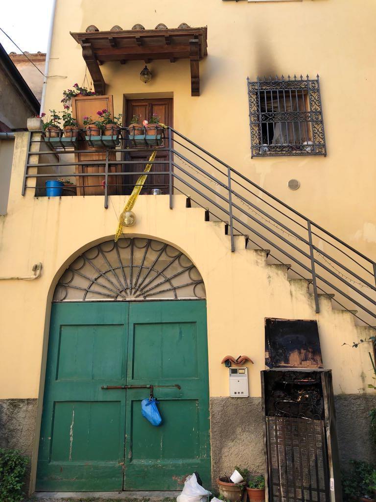 L’esterno della casa che è stata dichiarata inagibile a seguito dell’incendio