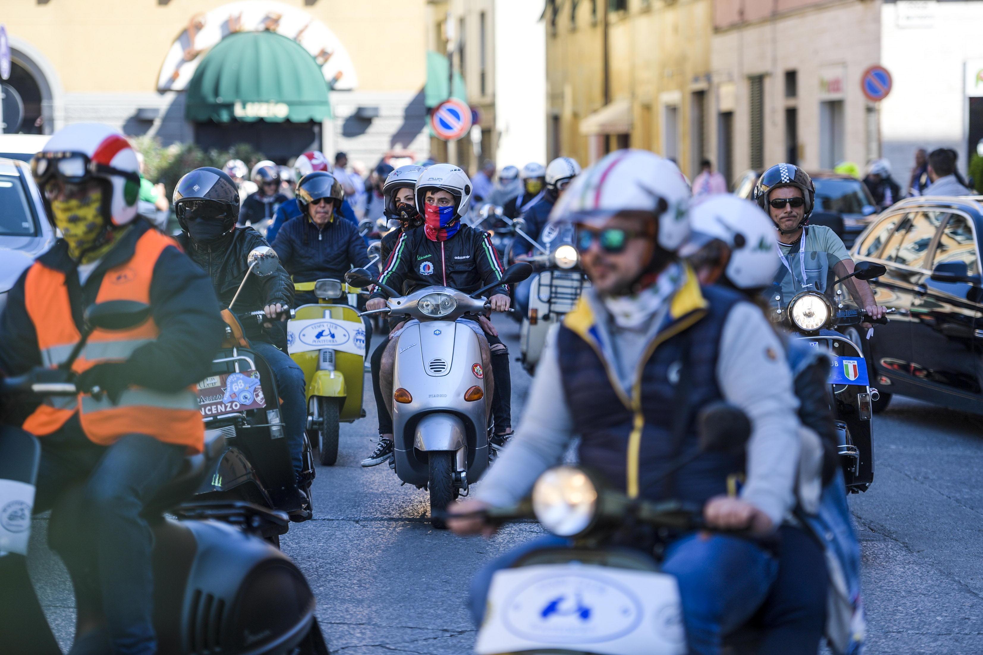 La carovana dei vespisti a Pontedera