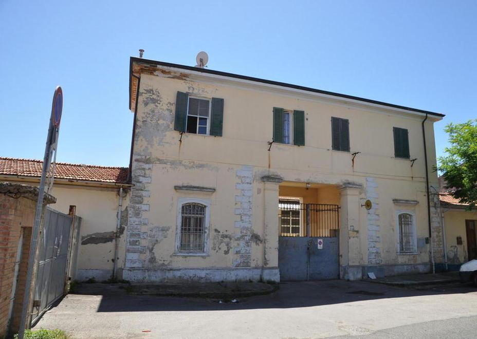 L'ingresso al mattatoio comunale di Cecina da via Curtatone