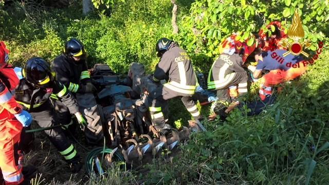 Schiacciato dal trattore: gravi le condizioni dell'agricoltore