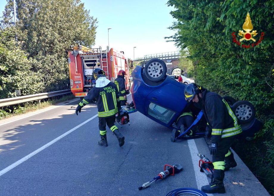Pensionato ferito nell’auto ribaltata
