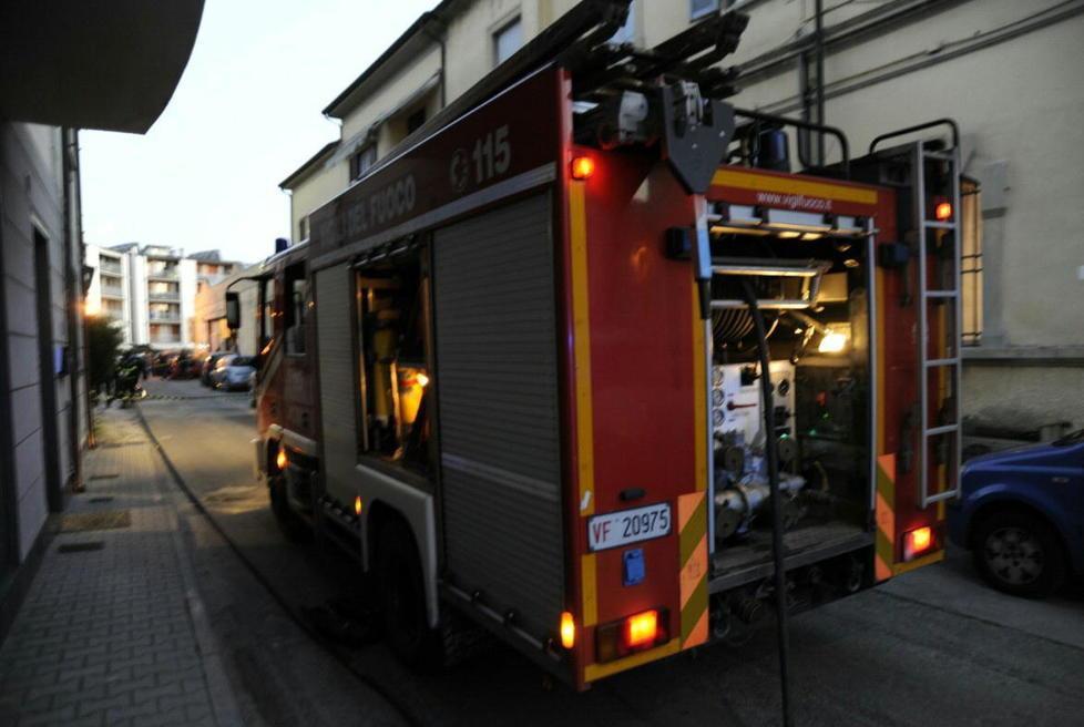 Auto contro tubo del metano: fuga di gas