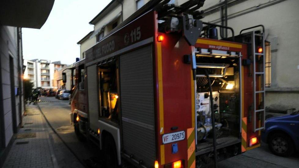 Auto contro tubo del metano: fuga di gas