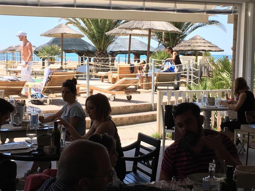 Al mare pulizia anticipata e primi “bagnetti” aperti 