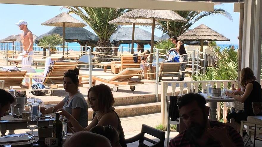 Al mare pulizia anticipata e primi “bagnetti” aperti