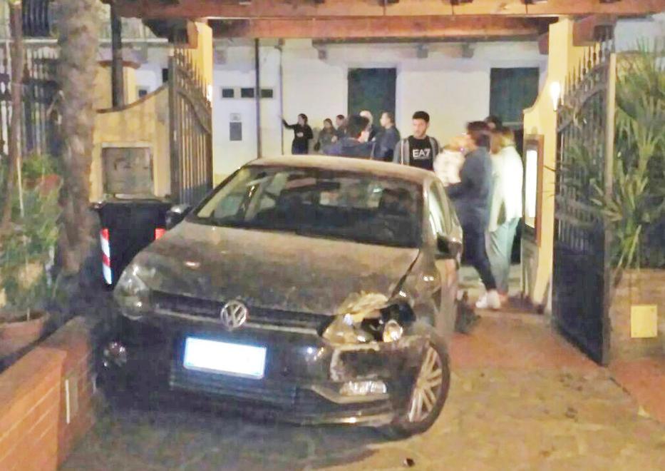 Sbanda e finisce dentro a un ristorante