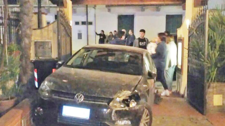 Sbanda e finisce dentro a un ristorante