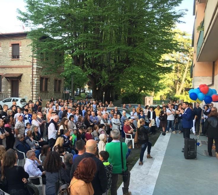 Bagno di folla per Mazzoni il centrodestra lo attacca 