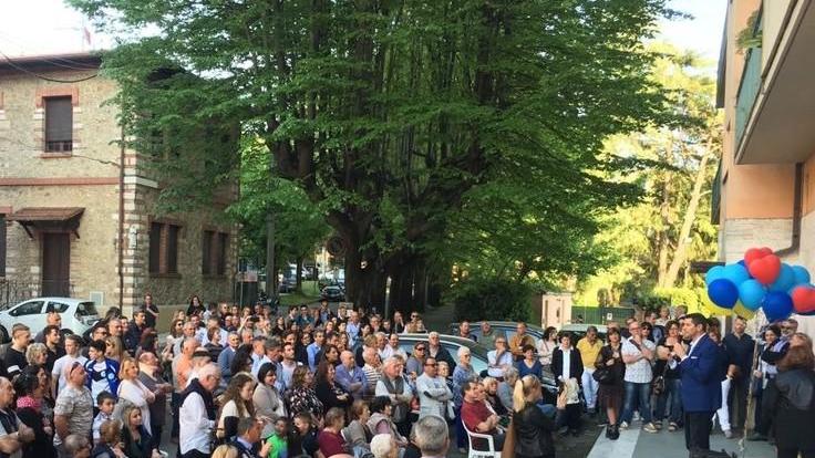 Bagno di folla per Mazzoni il centrodestra lo attacca