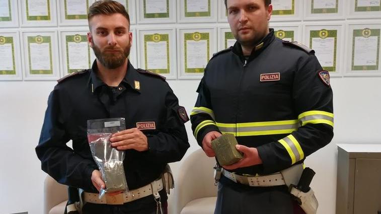 Nascondeva tre chili d’hascisc nella portiera dell’auto: preso