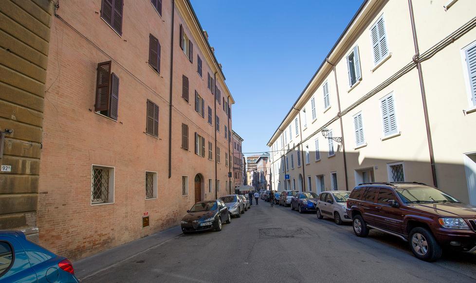 «Via Selmi, restituiteci quei 6 posti per la sosta»