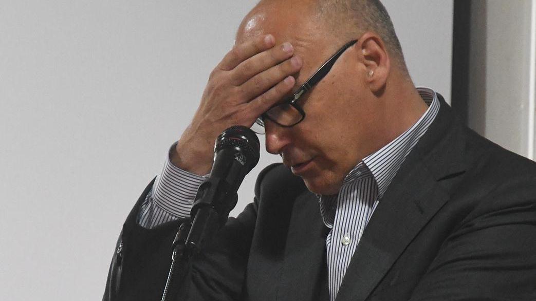 I soriani: «Cucca vada via» Ma l’assemblea è un flop
