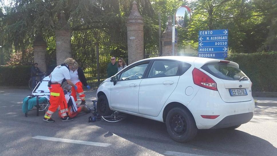 Investito in bici, cade e batte la testa