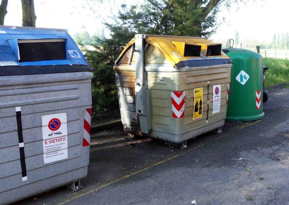 Ancora in azione i piromani dei cassonetti