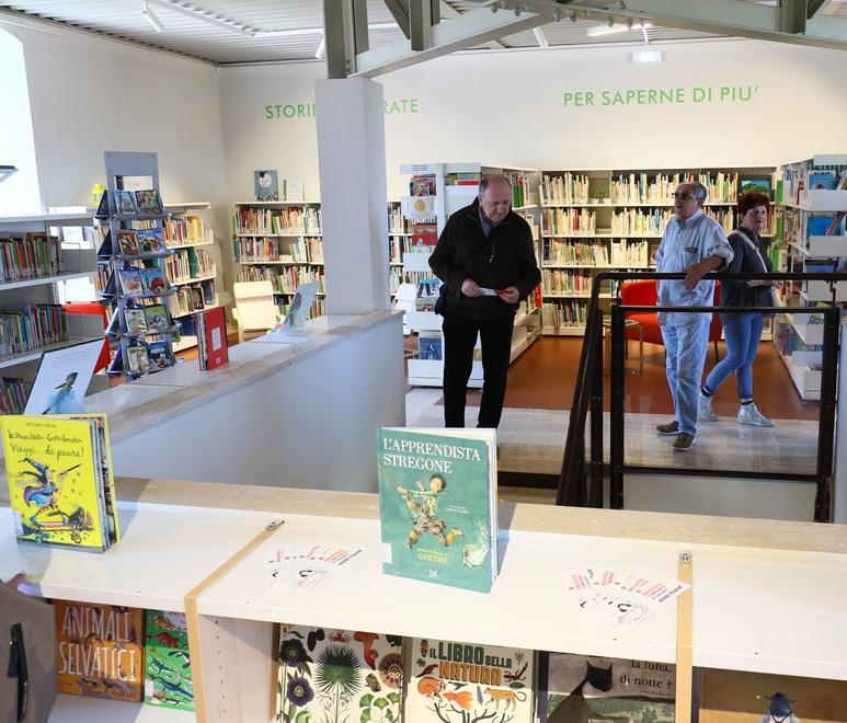 Taglio del nastro carico di emozione per la biblioteca 