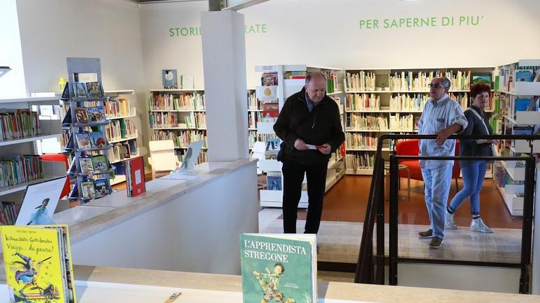 Taglio del nastro carico di emozione per la biblioteca