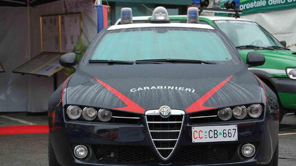 Il 78enne non lo paga e lui per ripicca gli buca le gomme