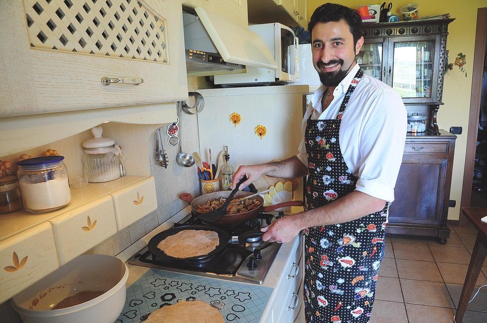 In cucina con Fabio Rossi: Piadina integrale con lo spezzatino... vegano 