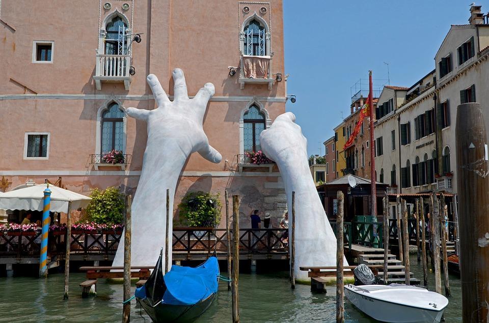 Le mani di Quinn sul Canal Grande a  Venezia