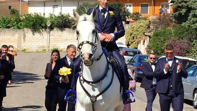 Lorenzo Cubadda arriva a cavallo dalla sua sposa