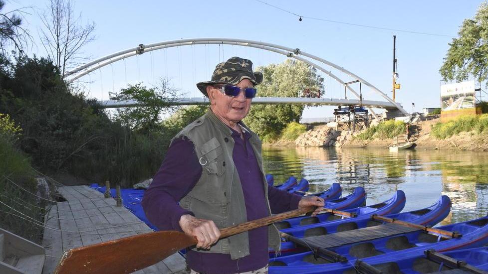 Umberto Bambi e alle sue spalle il nuovo ponte in allestimento (Fotoservizio Agenzia Bf)