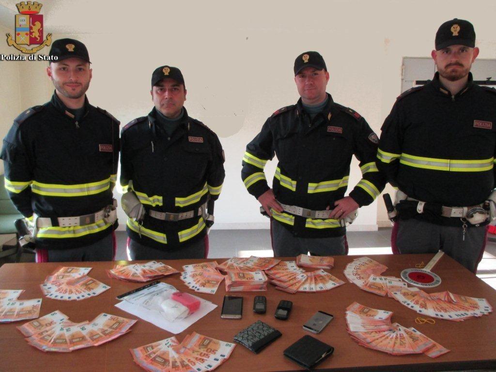 I soldi falsi e la droga trovati nell'auto